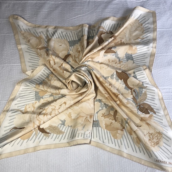 ✨Hermès “Le Piviones” silk scarf✨ - Picture 9 of 16